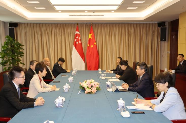 生態環境部部長黃潤秋會見新加坡永續發展與環境部部長傅海燕