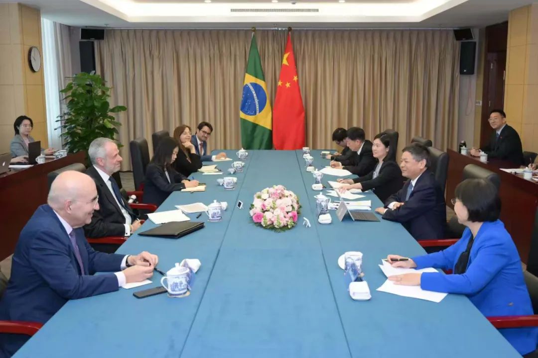 生態環境部部長黃潤秋會見聯合國氣候變化貝倫大會主席、巴西總統府民事辦公室副主任安德烈