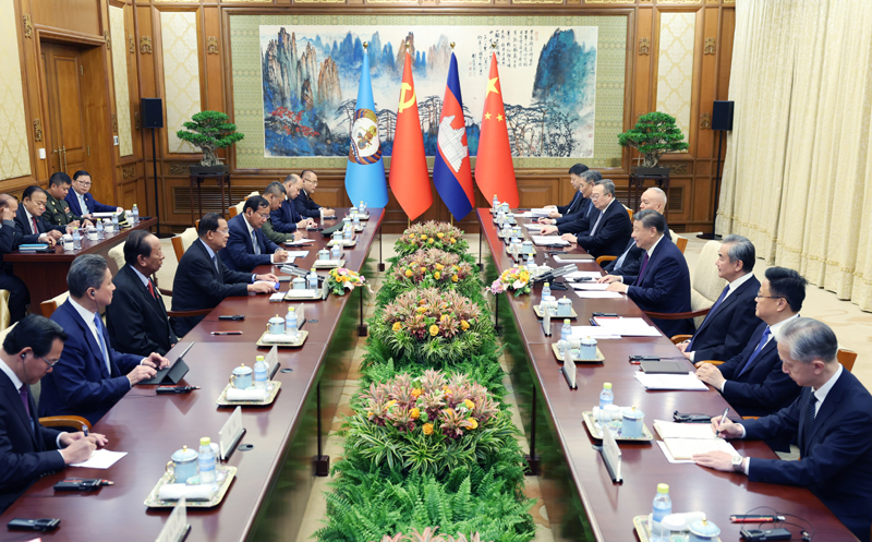 習近平同柬埔寨人民黨主席、參議院主席洪森會談