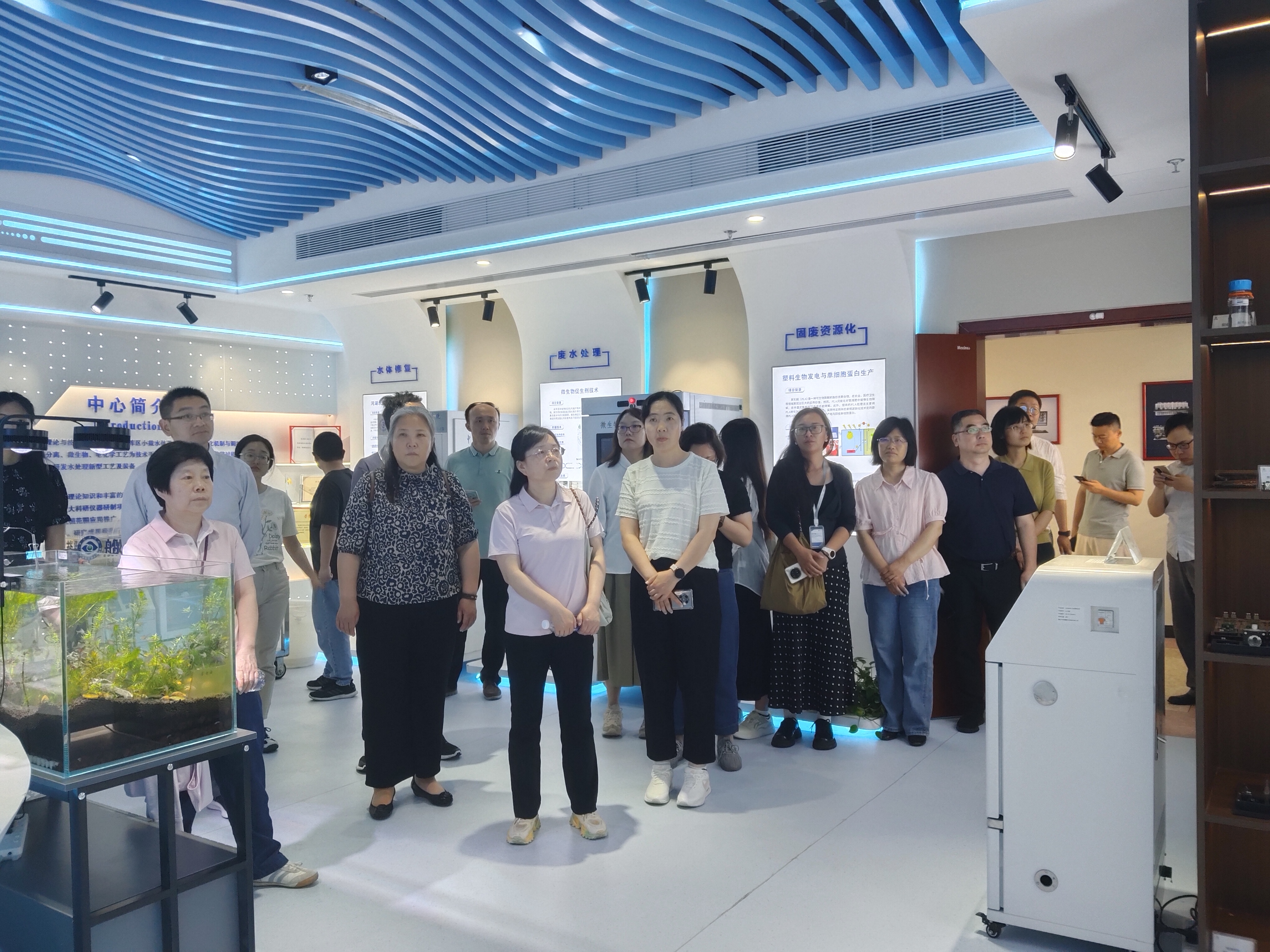 中科院物質(zhì)片區(qū)區(qū)域中心代表團(tuán)一行蒞臨我司儀器展廳