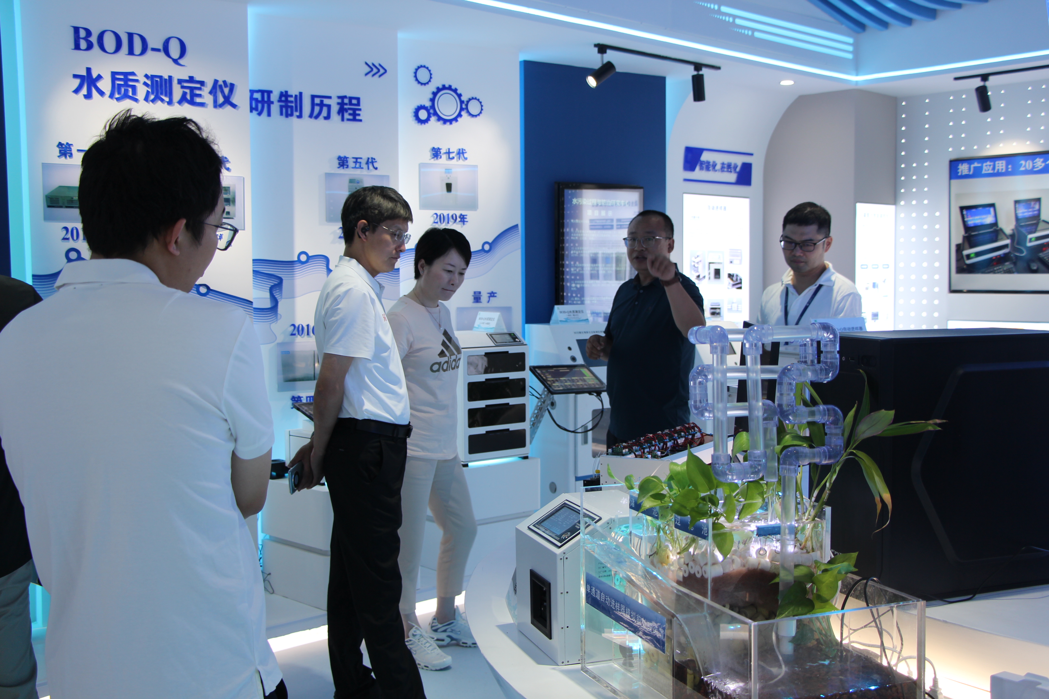 嘉興市委領導一行參觀我司儀器展廳