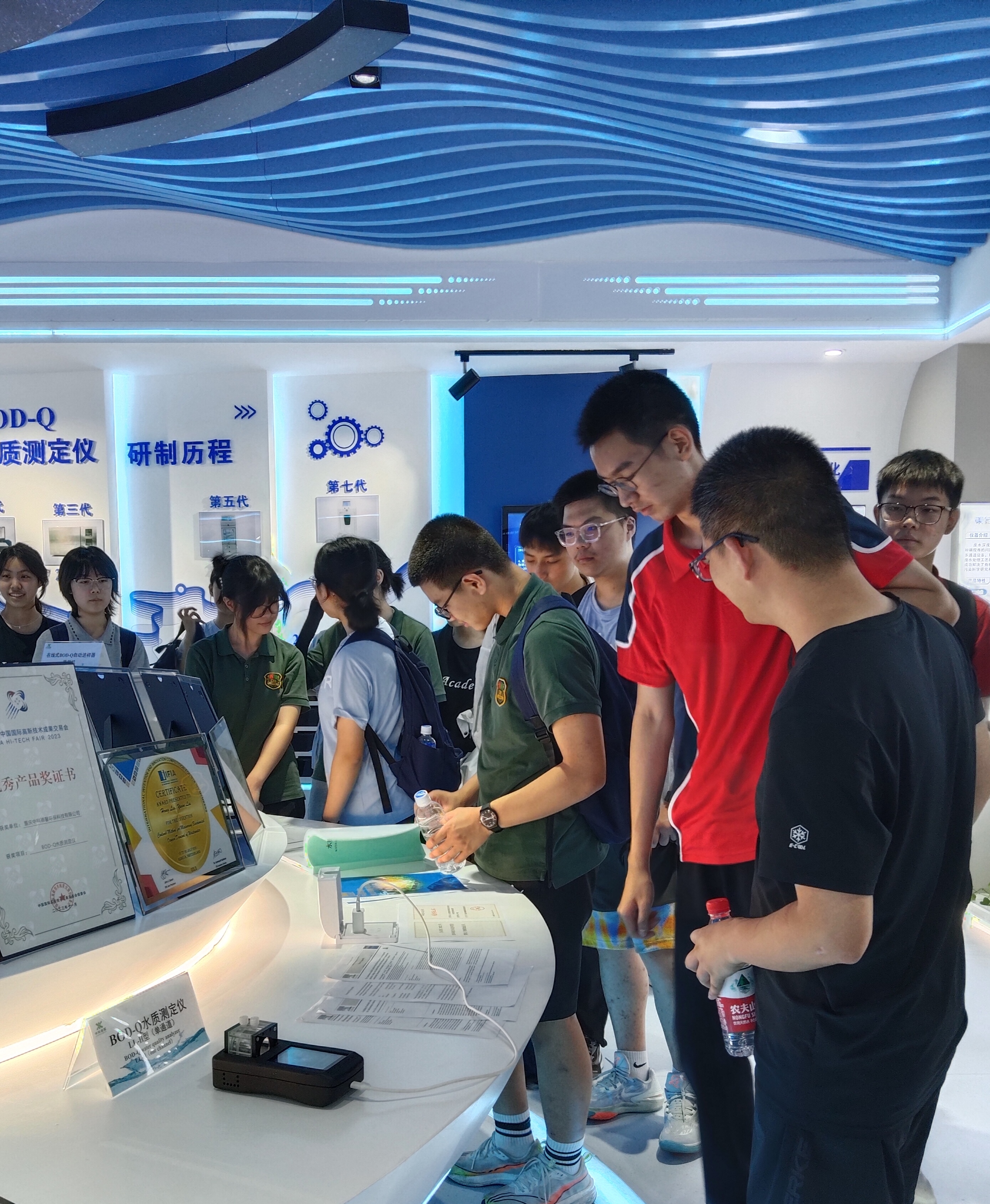 巴蜀中學研學班學員參觀我司儀器展廳